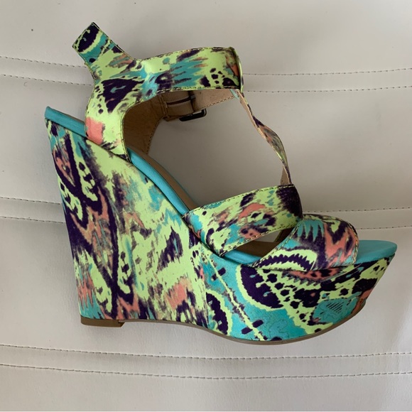 πΊπ¦ New - Guess - Platform Shoes πΊπ¦ - Picture 2 of 6